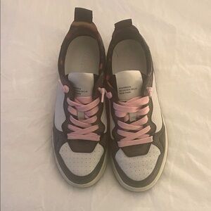 Steve Madden Sneakers with Pink Laces. 7.
